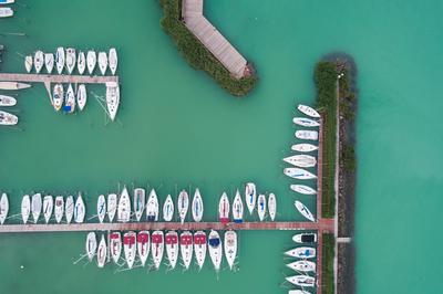 A balatonfüredi vitorláskikötő madártávlatból-stock-foto