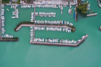 A balatonfüredi vitorláskikötő madártávlatból-stock-foto