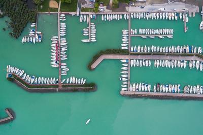A balatonfüredi vitorláskikötő madártávlatból-stock-foto