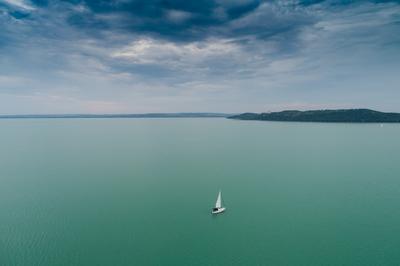 Vitorlás a Balatonon-stock-foto