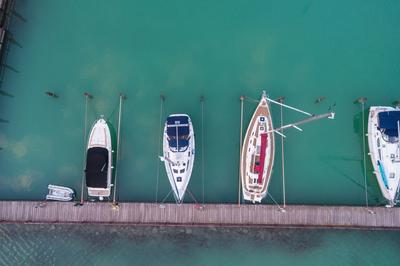A balatonfüredi vitorláskikötő madártávlatból-stock-foto
