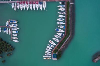 A balatonfüredi vitorláskikötő madártávlatból-stock-foto