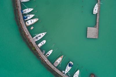 A balatonfüredi vitorláskikötő madártávlatból-stock-foto