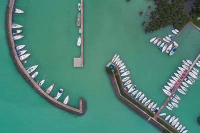 A balatonfüredi vitorláskikötő madártávlatból-stock-foto