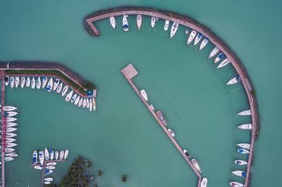 A balatonfüredi vitorláskikötő madártávlatból-stock-foto