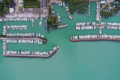 A balatonfüredi vitorláskikötő madártávlatból-stock-foto