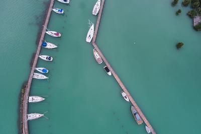 A balatonfüredi vitorláskikötő madártávlatból-stock-foto