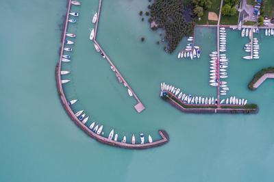 A balatonfüredi vitorláskikötő madártávlatból-stock-foto