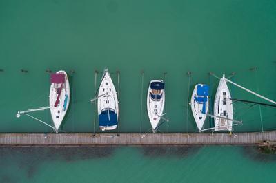A balatonfüredi vitorláskikötő madártávlatból-stock-foto