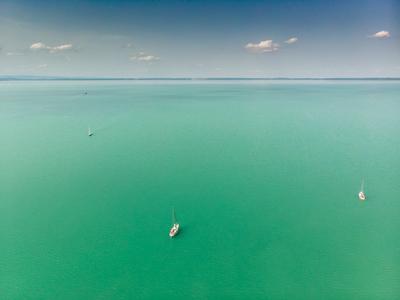 Vitorlások a Balatonon-stock-foto