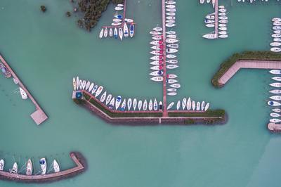 A balatonfüredi vitorláskikötő madártávlatból-stock-foto