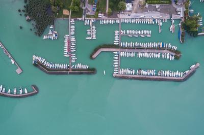 A balatonfüredi vitorláskikötő madártávlatból-stock-foto