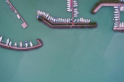 A balatonfüredi vitorláskikötő madártávlatból-stock-foto