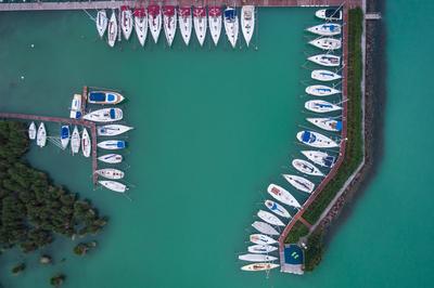A balatonfüredi vitorláskikötő madártávlatból-stock-foto
