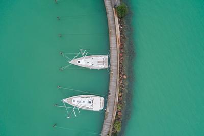 A balatonfüredi vitorláskikötő madártávlatból-stock-foto