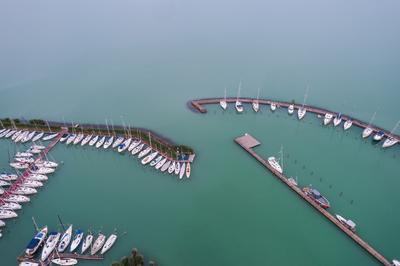 A balatonfüredi vitorláskikötő madártávlatból-stock-foto