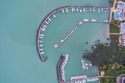 A balatonfüredi vitorláskikötő madártávlatból-stock-foto
