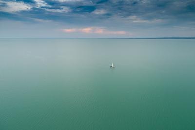 Vitorlás a Balatonon-stock-foto