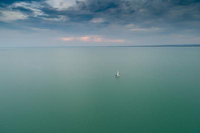 Vitorlás a Balatonon-stock-foto