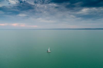 Vitorlás a Balatonon-stock-foto