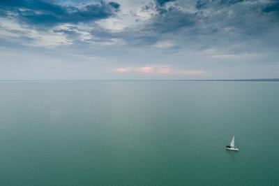 Vitorlás a Balatonon-stock-foto