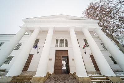 Szekszárd, a régi megyeháza a Béla király téren-stock-foto