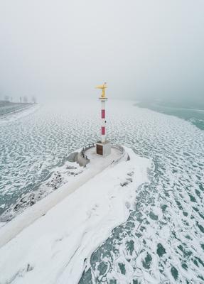 Foggy winter in Siofok harbor, Hungary-stock-foto