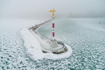 Foggy winter in Siofok harbor, Hungary-stock-foto