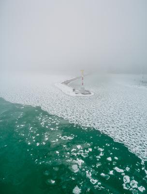 Foggy winter in Siofok harbor, Hungary-stock-foto