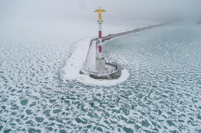 Foggy winter in Siofok harbor, Hungary-stock-foto