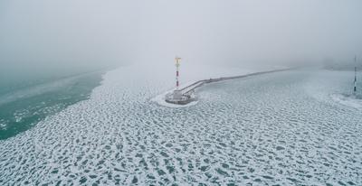 Foggy winter in Siofok harbor, Hungary-stock-foto