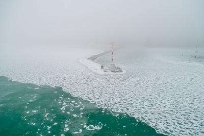 Foggy winter in Siofok harbor, Hungary-stock-foto
