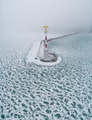 Foggy winter in Siofok harbor, Hungary-stock-foto