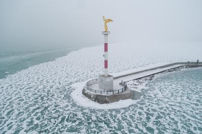 Foggy winter in Siofok harbor, Hungary-stock-foto