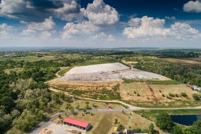 Garbage trucks unload garbage to a landfill, drone photo-stock-foto