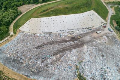 Garbage trucks unload garbage to a landfill, drone photo-stock-foto
