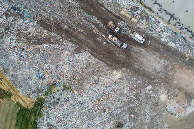 Garbage trucks unload garbage to a landfill, drone photo-stock-foto