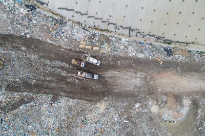 Garbage trucks unload garbage to a landfill, drone photo-stock-foto