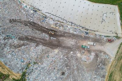 Garbage trucks unload garbage to a landfill, drone photo-stock-foto