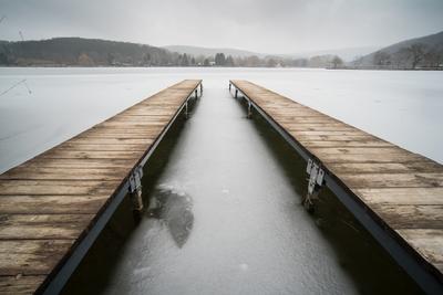 Frozen lake with wooden pier-stock-foto