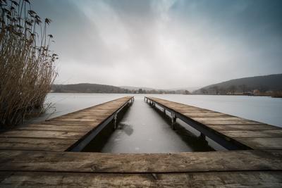 Frozen lake with wooden pier-stock-foto