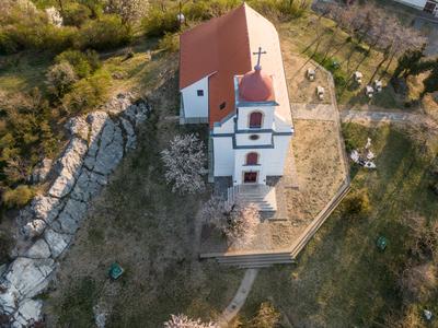 Chapel in Havihegy, Pecs, Hungary with the Tree of the Year-stock-foto