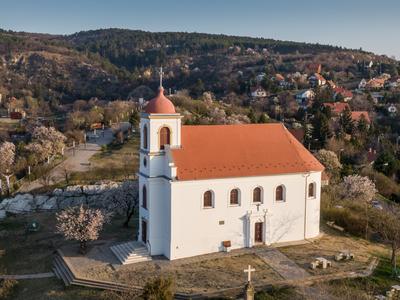 Chapel in Havihegy, Pecs, Hungary with the Tree of the Year-stock-foto