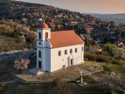 Chapel in Havihegy, Pecs, Hungary with the Tree of the Year-stock-foto