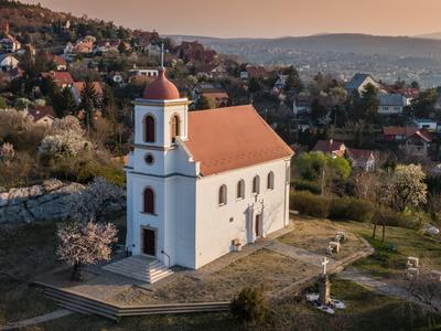 Chapel in Havihegy, Pecs, Hungary with the Tree of the Year-stock-foto
