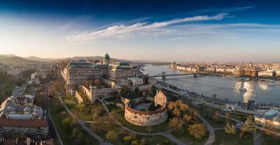 Budapest at sunrise with Buda Castle Royal Palace, Szechenyi Chain Bridge-stock-foto