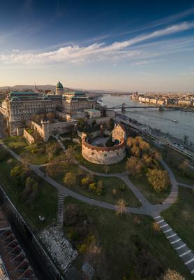 Budapest at sunrise with Buda Castle Royal Palace, Szechenyi Chain Bridge-stock-foto