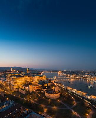 Budapest at night with Buda Castle Royal Palace, Szechenyi Chain Bridge-stock-foto