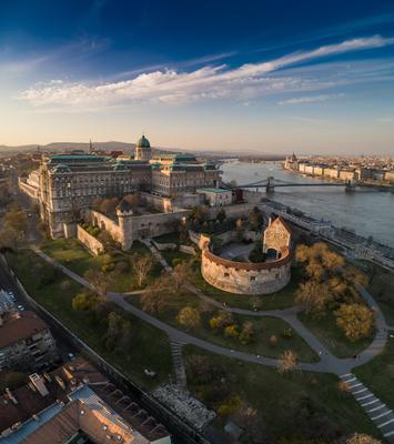 Budapest at sunrise with Buda Castle Royal Palace, Szechenyi Chain Bridge-stock-foto