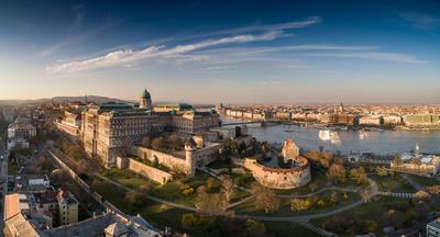 Budapest at sunrise with Buda Castle Royal Palace, Szechenyi Chain Bridge-stock-foto